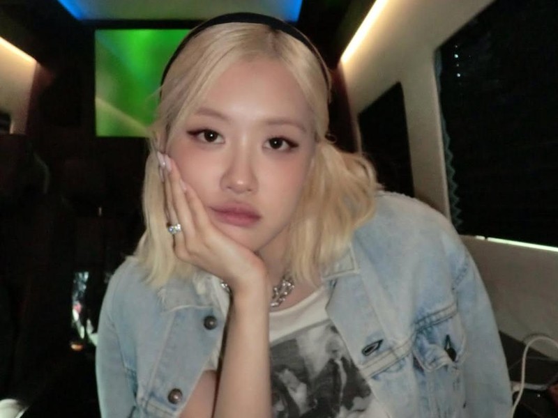 Rose BLACKPINK Hadiahkan Tiket Pesawat Bisnis untuk Hair Stylist Langganannya