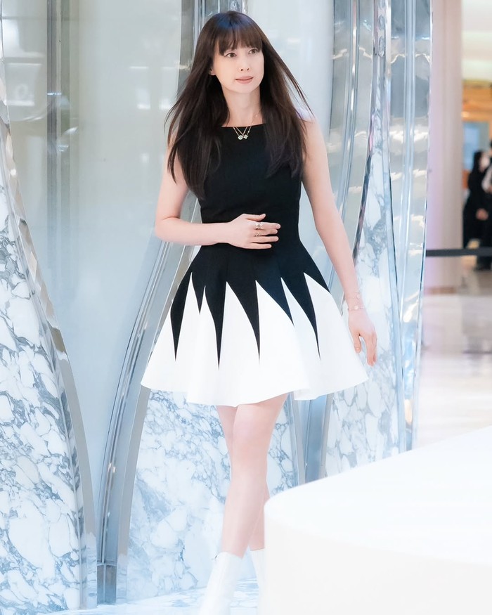 Sebelum berkarier sebagai aktris, Lee Na Young mengawali kariernya sebagai model dalam iklan TV Jambangee Jeans pada 1998 silam, Beauties./ Foto: instagram.com/leenayoung222