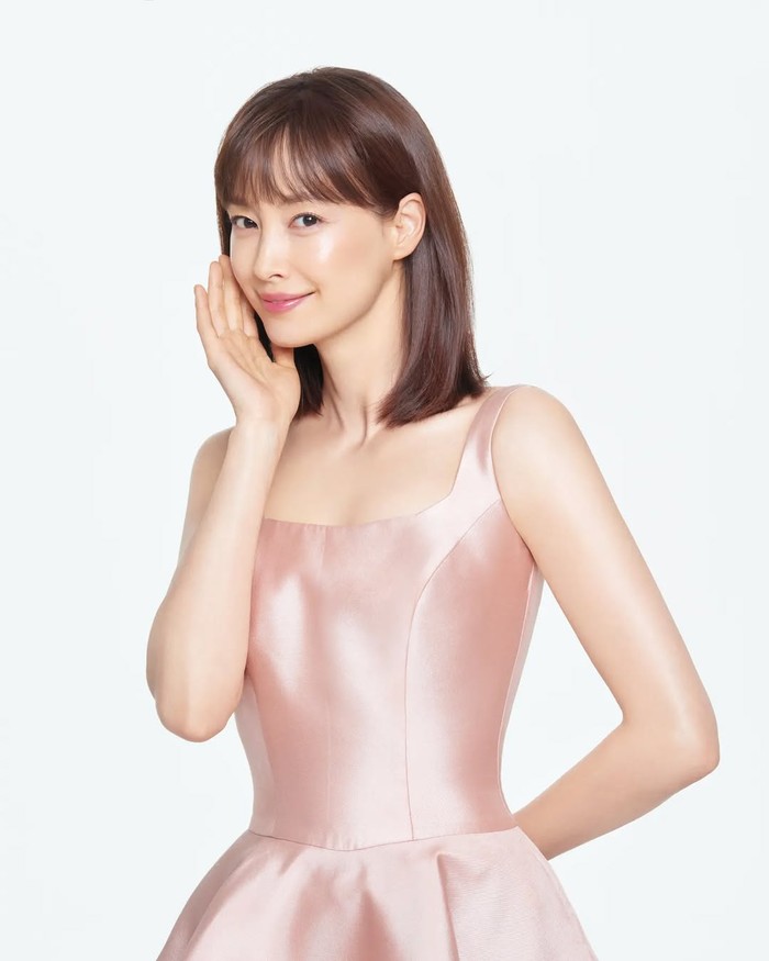 Sejak saat itu, ia terus melebarkan sayapnya, baik di layar kaca maupun layar lebar. Bahkan, Lee Na Young berhasil membawa penghargaan Best Actress di acara Blue Dragon Film Awards 2004./ Foto: instagram.com/leenayoung222