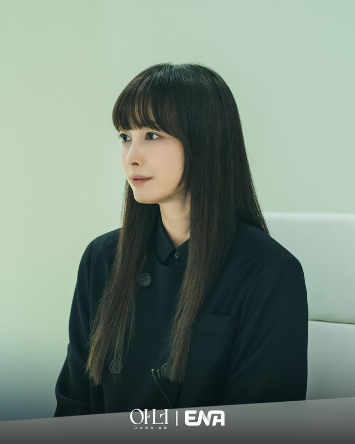 Selain menjadi pendiri firma hukum L&J (Listen and Join) bersama dua sahabatnya, Ra Young akan menangani berbagai kasus korban kejahatan terhadap perempuan./ Foto: instagram.com/ena_drama