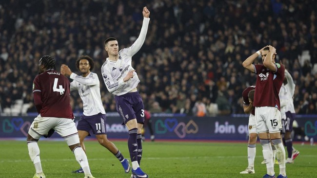 Klasemen liga Inggris mengalami perubahan setelah empat laga berlangsung pada Rabu (11/2) dini hari, termasuk West Ham United vs Manchester United.