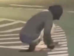 Viral Sosok Bertopeng Bongkar Mata Kucing Jalan di Cawang, Polisi Selidiki