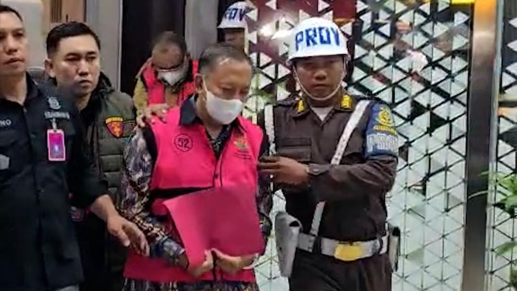 Penampakan 11 Tersangka Kasus POME