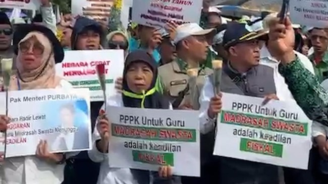 Perkumpulan Guru Madrasah Indonesia protes aturan seleksi PPPK yang tidak memberi kesempatan bagi guru madrasah swasta. Mereka minta keadilan di DPR.