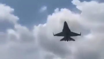 Penampakan Jet Tempur TNI AU Mendarat di Tol Trans Sumatra Lampung