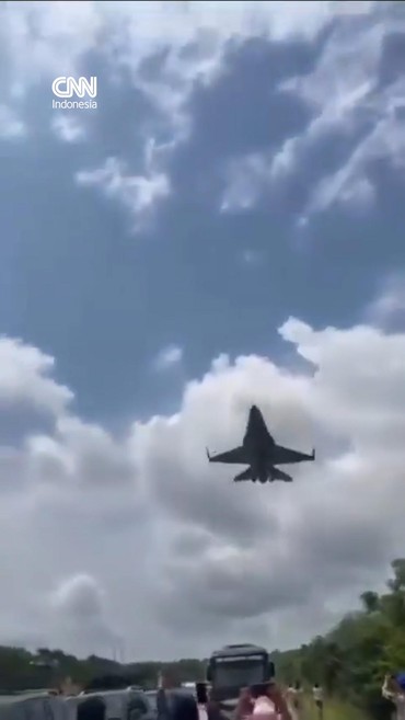 Penampakan Jet Tempur TNI AU Mendarat di Tol Trans Sumatra Lampung
