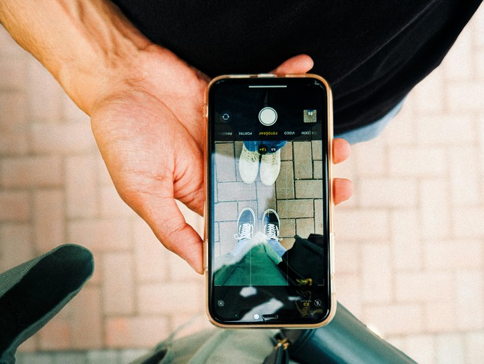 Tidak menyebutkan status hubungan secara jelas