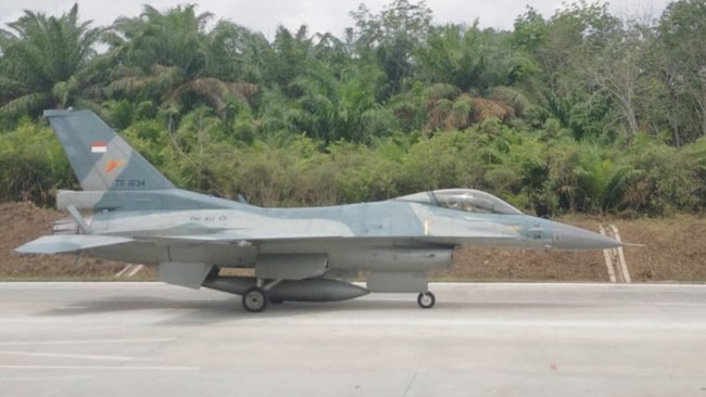 Dua jet tempur TNI AU yakni Super Tucano dan F-16 sukses melakukan uji coba pendaratan di jalan tol di Lampung.