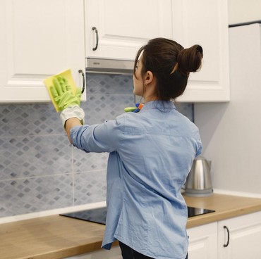 Cara Ampuh Hilangkan Noda Lemak di Lemari Dapur