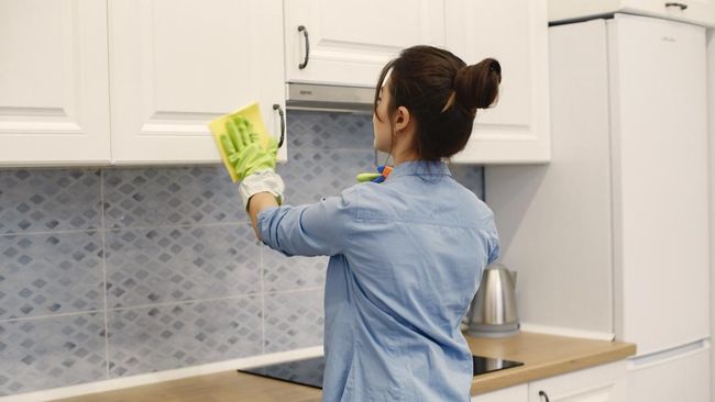 Cara Ampuh Hilangkan Noda Lemak di Lemari Dapur