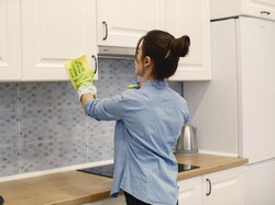 Cara Ampuh Hilangkan Noda Lemak di Lemari Dapur