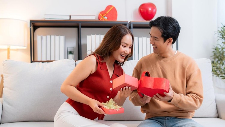 20 Kado Anniversary Pernikahan untuk Pasangan yang Bagus dan Berguna