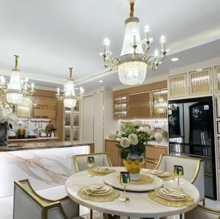 <p><em>Content creator</em> sekaligus <em>influencer</em> Tasyi Athasyia sempat memamerkan dapur barunya yang super mewah, beberapa waktu lalu. Mengusung konsep glamor, dapur Tasyi didesain dengan dominasi warna <em>gold</em> yang memberikan kesan elegan. Tak hanya dari segi interior, dapur di rumah kembaran Tasya Farasya ini juga dilengkapi dengan sistem<em> touch screen</em>, lho. "Aku suka banget, temanya tuh kayak <em>nude</em>, <em>cream</em>, <em>gold</em>, dan serba<em> touch screen</em>," tutur Tasyi, menilik dari kanal Youtube<em> @TasyiAthasyia</em>. (Foto: Youtube @TasyiAthasyia)</p>
