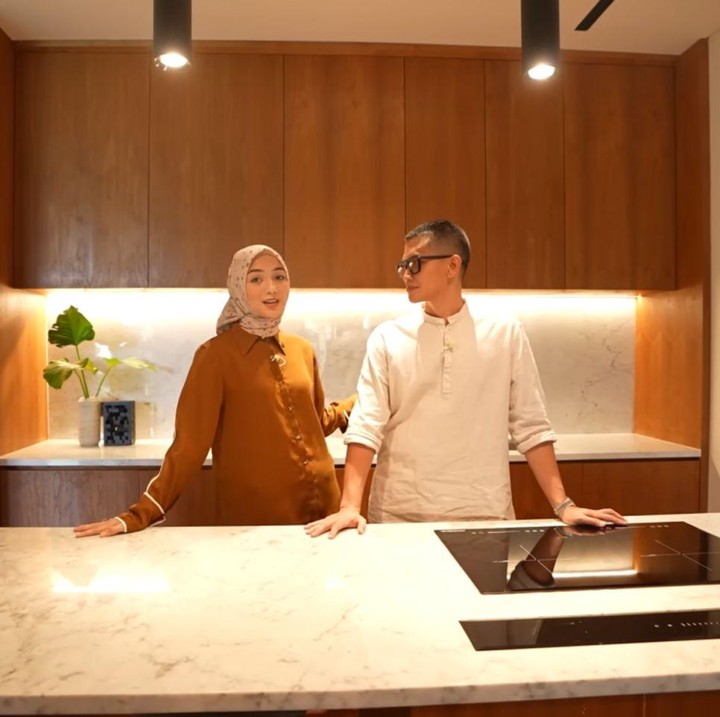 <p>Beberapa hunian artis Tanah Air ternyata memiliki ruangan yang jarang terekam oleh publik. Salah satunya adalah area dapur, seperti yang terlihat di rumah baru pasangan Citra Kirana dan Rezky Aditya. Dapur di kediaman mereka mengusung tema bernuansa kayu yang <em>aesthetic</em>. Area <em>kitchen island</em>-nya juga terlihat cukup besar, Bunda. Citra bercerita bahwa ia dan sang suami cukup sering menghabiskan waktu berduanya di dapur. &ldquo;Kalau lagi enggak ada tamu, kebanyakan kita habisin waktunya di sini (dapur), kayak sarapan terus makan siang,&rdquo; ujar Citra Kirana, dikutip dari kanal YouTube <em>@CitraRezky.</em> (Foto: Youtube @CitraRezky.)</p>