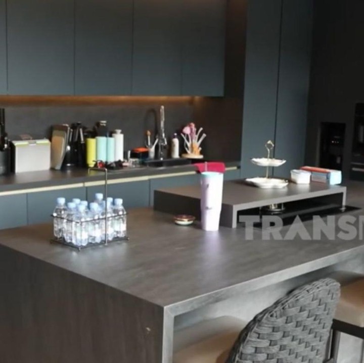<p>Pasangan Aurel Hermansyah dan Atta Halilintar juga memiliki model dapur yang <em>aesthetic</em> dan modern. Setiap sudut rumah mereka dirancang dengan sentuhan kontemporer, termasuk area dapur yang tampil elegan dengan dominasi warna hitam. Aurel mengungkapkan bahwa konsep rumah tersebut didesain langsung oleh sang suami dengan nuansa maskulin. "Jadi, desain di sini memang konsepnya untuk <em>boys</em> (laki-laki)," ujar Aurel, dikutip dari kanal Youtube <em>@TRANS7Official.</em> (Foto: Youtube @TRANS7Official)</p>