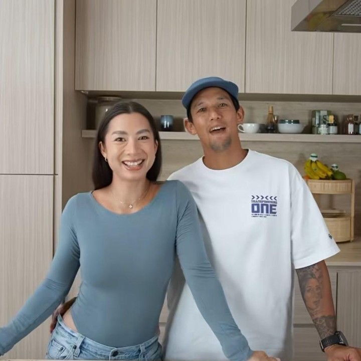 <p>Jennifer Bachdim sempat membagikan video saat membuat hidangan di dapurnya, beberapa waktu lalu. Dalam unggahan itu, dapur Jennifer tampak begitu <em>aesthetic</em> dengan penataan barang yang tertata rapi. Pada bagian <em>kitchen set</em>, Jennifer memilih warna <em>beige</em> yang memberikan kesan <em>warm</em>, minimalis, dan modern. (Foto: Instagram @jenniferbachdim)</p>
