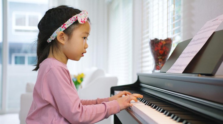 Anak bermain musik