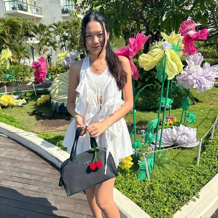 <p>Tallulah Natura adalah anak kedua drummer Slank, Bimbim. Perempuan yang akrab disapa Lula ini lahir pada September 2006. Lula mengikuti jejak sang ayah terjun ke dunia hiburan. Pada 2023, Lula merilis debut album dan memulai perjalanannya sebagai penyanyi solo. Selain memiliki suara merdu, Lula juga kerap dipuji karena parasnya yang cantik. "Cantik sekaliiii talullah," ujar akun @it*** di Instagram Lula. "Cantik Kak @tallulahnatura," tulis @no***. (Foto: Instagram @tallulahnatura)</p>