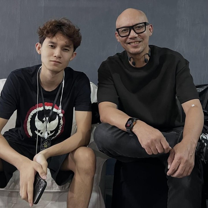 <p>Rizky Langit Ramadhan adalah anak Yoyo 'Padi' yang kini tengah menempuh pendidikan di Universitas Padjadjaran (UNPAD), Bandung. Belum lama ini, Rizky terjun ke dunia akting dengan membintangi film berjudul <em>Pangku</em>. Banyak netizen menganggap Rizky memiliki paras yang tampan sehingga tak heran bila ia memutuskan untuk menjajal dunia peran. "Rizky bule bgt, dlu teh oca ngidamnya apa yaaa bisa ganteng gini," tulis akun @ma***. "Mas Langit guanteng," kata @yt***. "Ganteng anaknya," ujar @ai***. (Foto: Instagram @yoyoprasetyo29)</p>