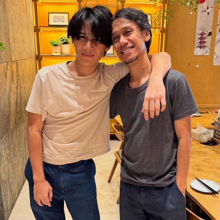 <p>El Pitu adalah putra semata wayang gitaris Sheila on 7, Erros Chandra dari pernikahan dengan Sarah Diorita. Lahir pada 10 Februari 2011, kini El Pitu suda genap berusia 15 tahun. El Pitu juga dipuji<em> good looking</em> karena memiliki wajah tampan perpaduan orang tuanya. Ibunda El Pitu sendiri diketahui merupakan blasteran keturunan Prancis. (Foto: Instagram @erosscandra)</p>