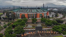 Foto udara kondisi atap Stadion Pakansari yang rusak di Kabupaten Bogor, Jawa Barat, Kamis (12/2/2026).