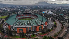 FOTO: Atap Stadion Pakansari Bogor Rusak Parah Diterjang Angin Kencang