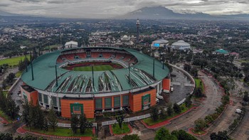 FOTO: Atap Stadion Pakansari Bogor Rusak Parah Diterjang Angin Kencang