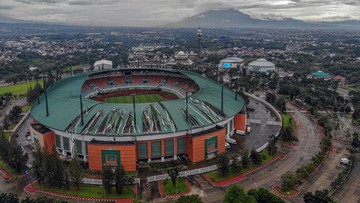 FOTO: Atap Stadion Pakansari Bogor Rusak Parah Diterjang Angin Kencang