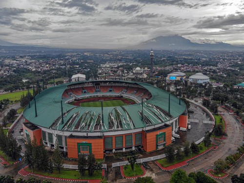FOTO: Atap Stadion Pakansari Bogor Rusak Parah Diterjang Angin Kencang