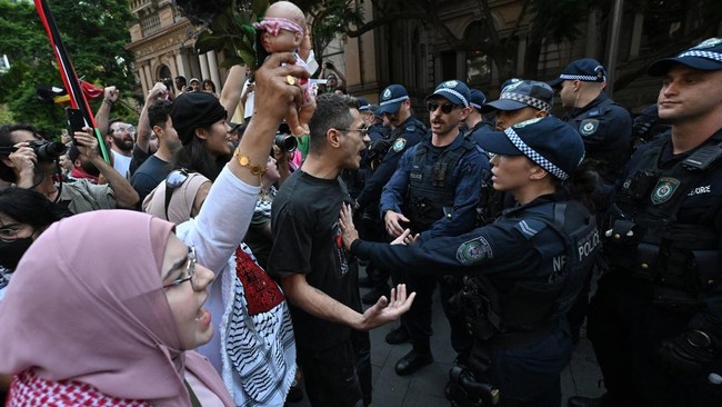Polisi di NSW Australia tuai kecaman usai bubarkan paksa warga yang salat berjamaah di tengah aksi demo tolak kedatangan Presiden Israel.