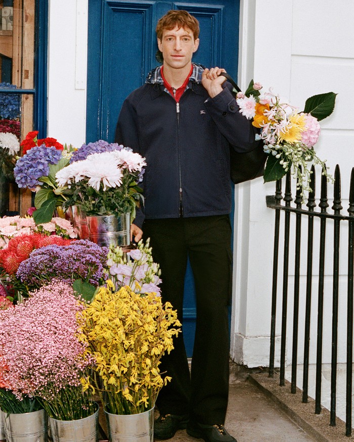 Bukan romansa dramatis ala film, Burberry menghadirkan keromantisan dalam momen-momen kecil sehari-hari./ Foto: Dok. Burberry