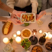 Makan dengan Pencahayaan Redup Bisa Bantu Kontrol Porsi? Ini 3 Alasannya