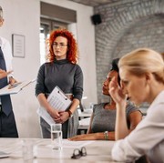 Ditegur Bos di Depan Teman Kerja? Lakukan 3 Hal Ini