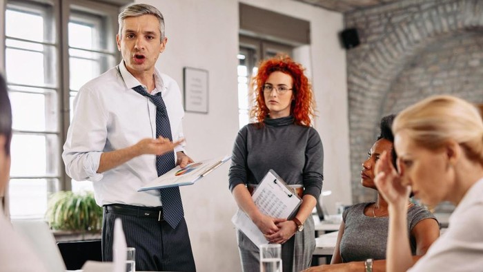 Ditegur Bos di Depan Teman Kerja? Lakukan 3 Hal Ini