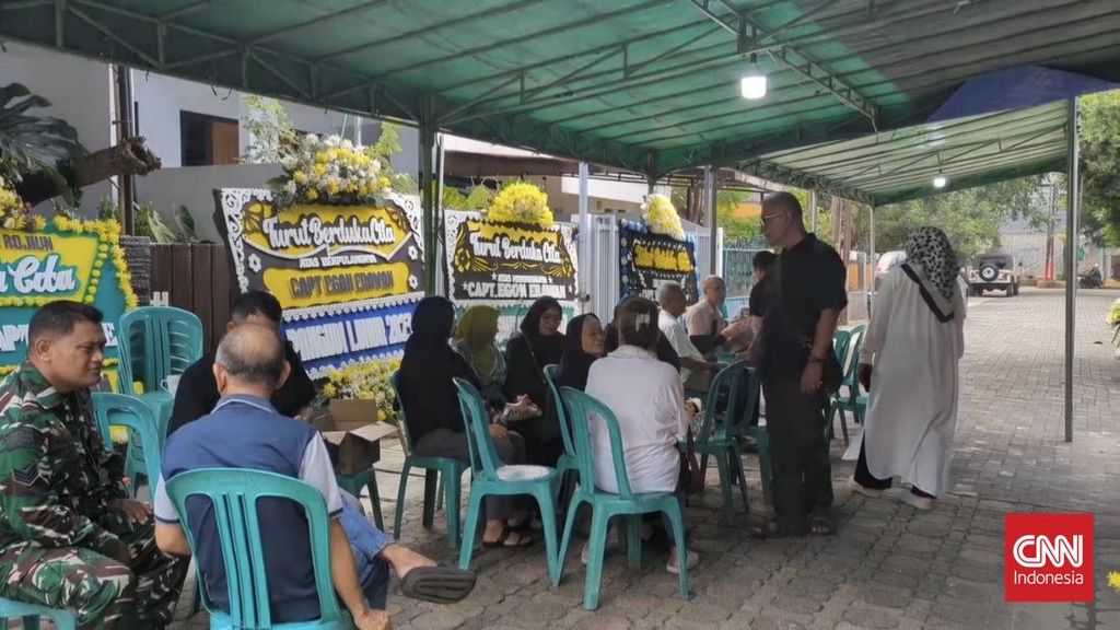 Jenazah Pilot Smart Air Capt Enggon Tiba di Rumah Duka Ciputat