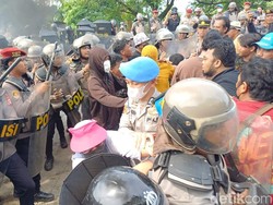 Eksekusi 19 Rumah dan Warkop di Pangkep Ricuh, Massa-Polisi Saling Dorong