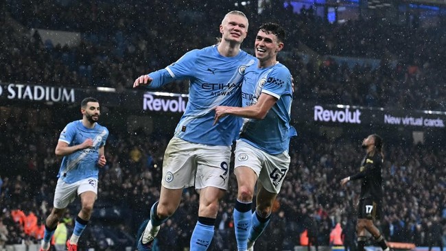 Manchester City menang 3-0 atas Fulham di Liga Inggris. Gol dicetak oleh Semenyo, O'Reilly, dan Haaland. City terus membayangi Arsenal di klasemen.