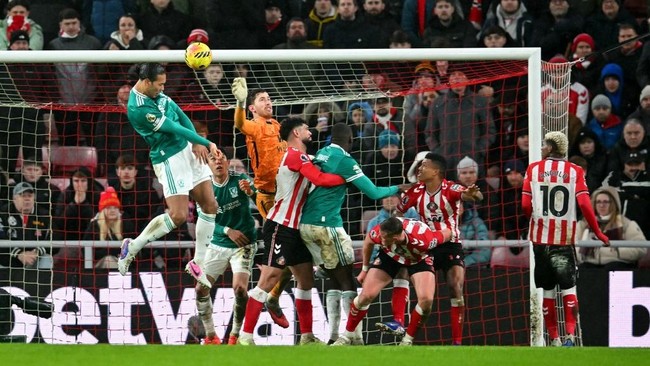 Liverpool bangkit dari kekalahan saat melawan Sunderland di Liga Inggris. Gol Virgil van Djik membawa Liverpool meraih kemenangan.