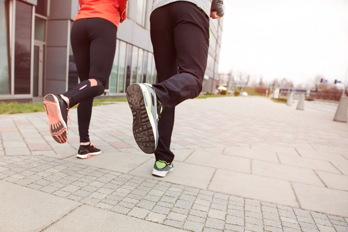 Jalan kaki mundur, terdengar aneh dan tak banyak dilakukan banyak orang ya, Beauties. Namun, ada manfaat kesehatan di baliknya. Ini manfaat jalan kaki mundur.