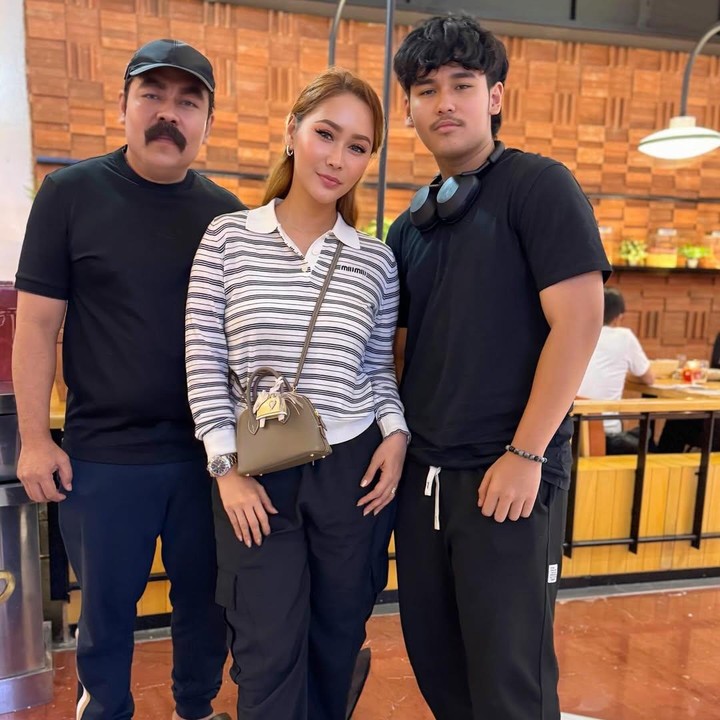 <p>Penyanyi dangdut Inul Daratista dan suaminya, Adam Suseno, menanti 13 tahun untuk punya anak. Beberapa waktu lalu, Inul mengaku dirinya pernah mengalami masalah kesuburan hingga membuatnya sulit hamil. "Aku yang enggak bisa punya anak. Setelah dicek dia sehat, aku ngecek dan ternyata di dinding pintu rahim tempat sperma masuk itu memang ada miom, ada kista, yang menghalangi dan tidak bisa hamil," kata Inul, dilansir <em>YouTube Deddy Corbuzier</em>. Inul dan suami lalu memutuskan untuk menjalani program bayi tabung dan berhasil mendapatkan kehamilan. Pada 19 Mei 2009, Inul melahirkan anak pertamanya Yusuf Ivander Damares. (Foto: Instagram @inul.d)</p>