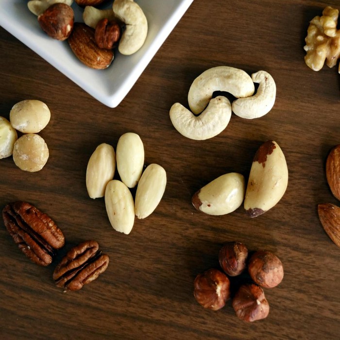 Kacang-kacangan seperti almond, mete, atau kacang tanah panggang bisa jadi takjil praktis yang gampang dibawa/Foto: pexels.com/Marta Branco