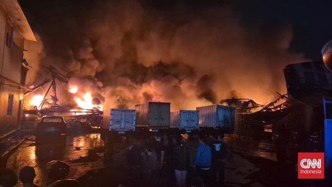 Kebakaran melanda pabrik produksi cat milik PT Futanlux Chemitraco di Desa Bunder, Kecamatan Cikupa, Kabupaten Tangerang, Banten.