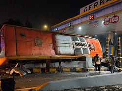 Bus Pariwisata Terguling di GT Waru Surabaya, 16 Orang Luka