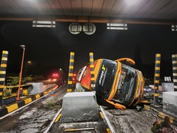 Bus Pariwisata Terguling Usai Hantam Pembatas GT Waru, 16 Penumpang Luka