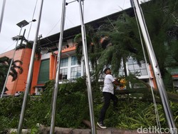 Angin Mengamuk 15 Menit, Fasilitas Pakansari Rusak Parah