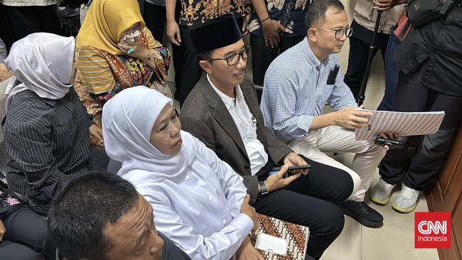 Gubernur Jawa Timur Khofifah Indar Parawansa hadir sebagai saksi dalam persidangan kasus dugaan korupsi dana hibah pokmas Pemprov Jawa Timur.