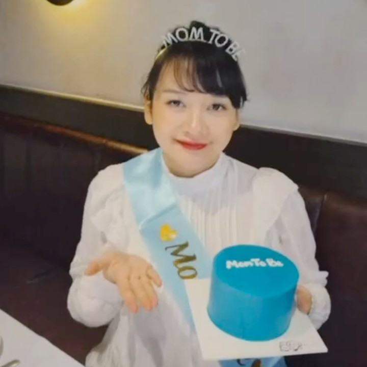 <p>Eks anggota JKT48, Devi Kinal Putri atau akrab disapa Kinal, sebentar lagi melahirkan anak keduanya. Di usia kehamilan yang sudah memasuki trimester ketiga, Kinal mengadakan acara<em> baby shower</em> sederhana yang dihadiri teman-teman dekatnya, Bunda. (Foto: Instagram @kinalputridevi)</p>