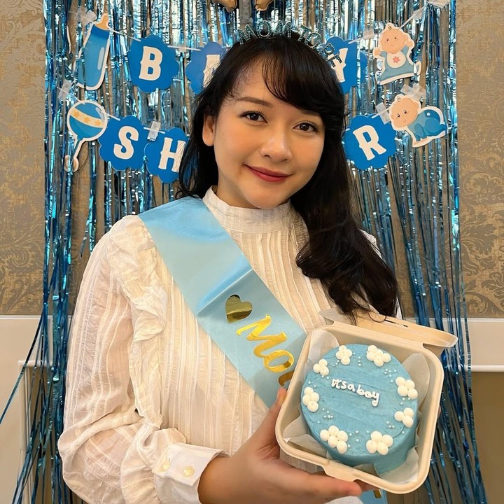 <p>Bukan tanpa sebab semua tamu yang hadir mengenakan baju berwarna biru muda. Warna ini merupakan simbol untuk jenis kelamin anak laki-laki. Ya, Kinal bakal dikaruniai anak kedua berjenis kelamin laki-laki, Bunda. Perlu diketahui, Kinal sebelumnya telah dikaruniai seorang anak perempuan bernama Kaluna, yang lahir pada Juni 2020. (Foto: Instagram @kinalputridevi)</p>