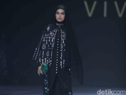 Vivi Zubedi Hadirkan Monogram dan Desain Bold untuk Koleksi Busana Raya 2026