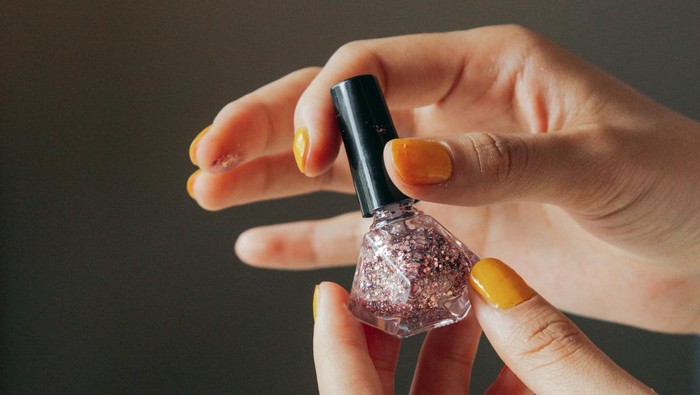 Kuteks rose gold. Warna kuteks ini memberikan sentuhan glamor pada nail art.